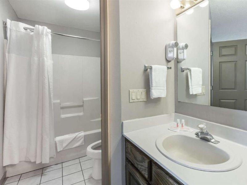 Super 8 By Wyndham Clinton Hotel Luaran gambar