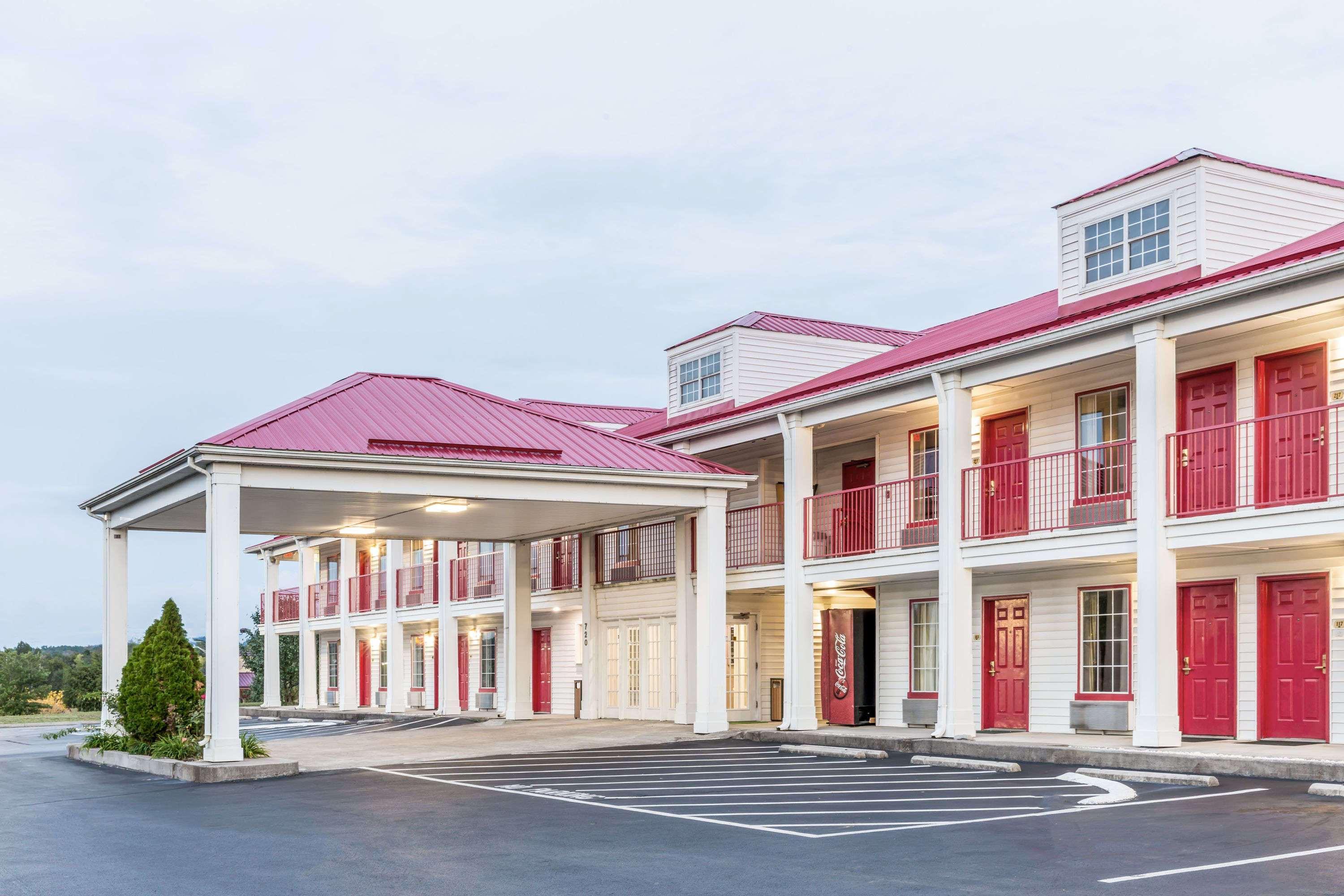 Super 8 By Wyndham Clinton Hotel Luaran gambar