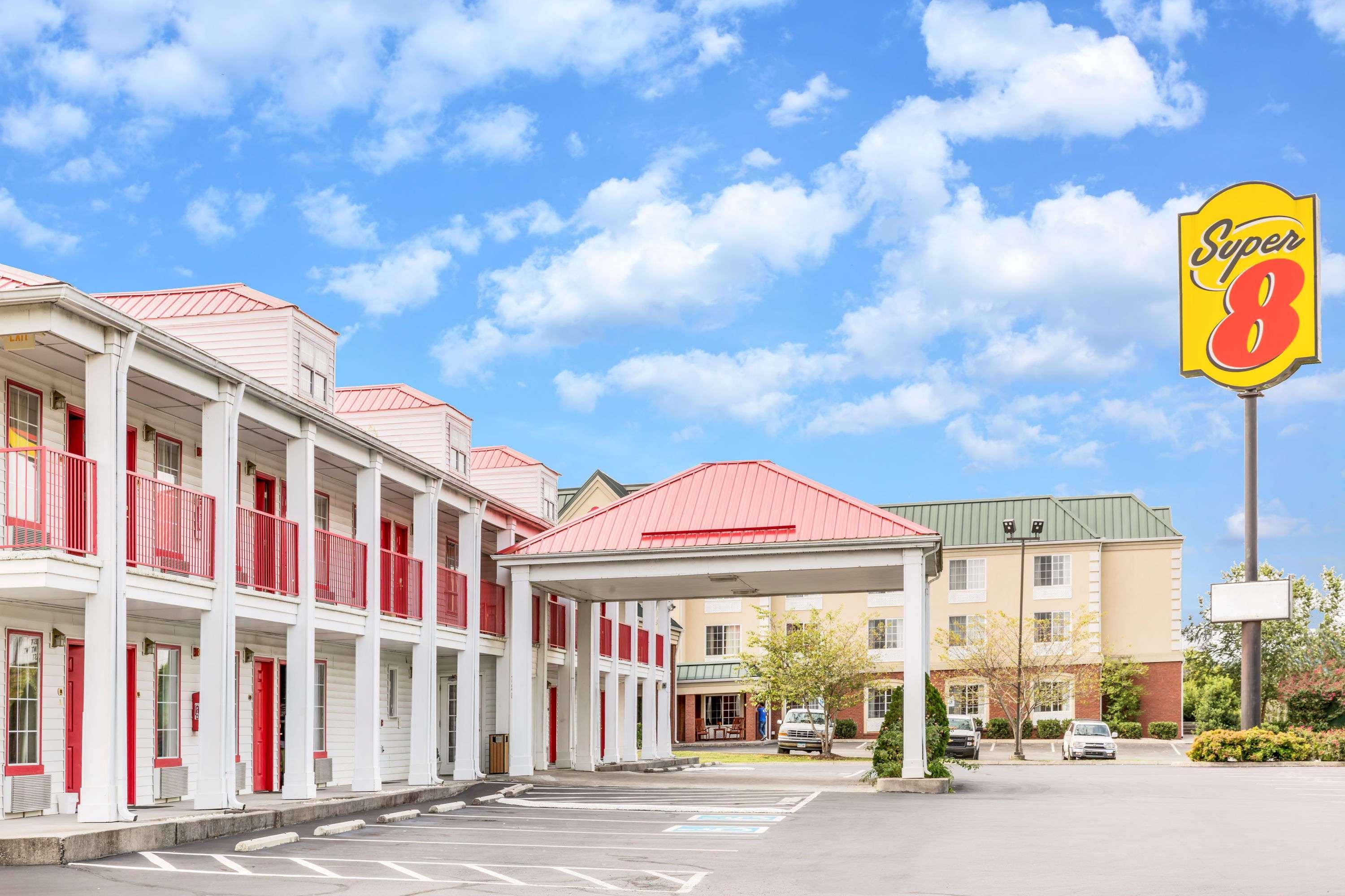 Super 8 By Wyndham Clinton Hotel Luaran gambar
