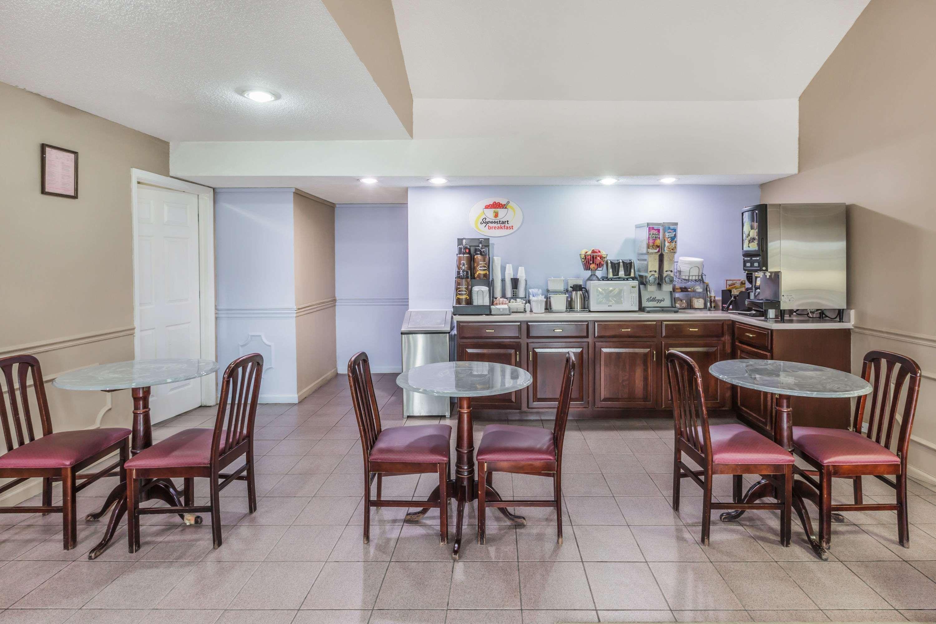 Super 8 By Wyndham Clinton Hotel Luaran gambar