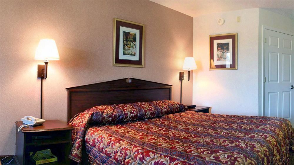Super 8 By Wyndham Clinton Hotel Luaran gambar
