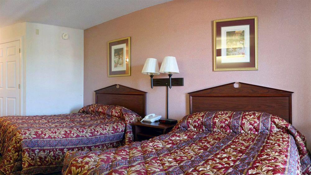 Super 8 By Wyndham Clinton Hotel Luaran gambar